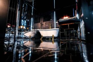 ciemny pokój z nowoczesnymi meblami i stylową białą wanną