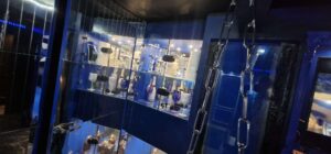 barek z alkoholem i kieliszkami