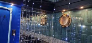 pokój z niebieskimi ścianami, lampki zwisające z sufitu