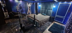 pokój z łóżkiem i huśtawką, niebieskie ściany, kanapa