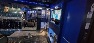 pokój z niebieskimi ścianami, duże lustro