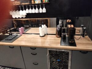 szara kuchnia urządzona w nowoczesnym stylu