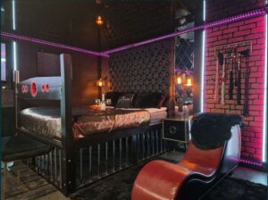 elegancki pokój z leżanką, szampan i kieliszki na łóżku