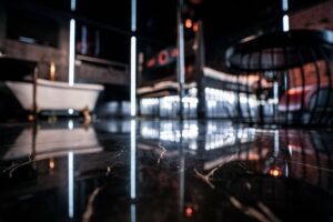 pokój ze stolikiem i białą wanną