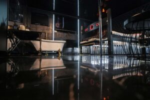 Widok z podłogi na pokój z łóżkiem z klatką i wanną wolnostojącą