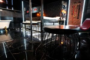 Pokój ze stolikiem, rurą do poledance i wanną