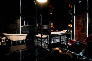 Sypialnia z nowoczesną wanną i erotycznymi akcesoriami