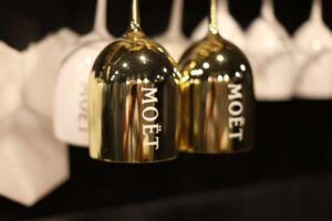 kieliszki do szampana zwisające z góry do dołu