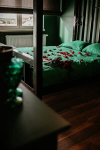 łóżko z płątkami róż i bielizną